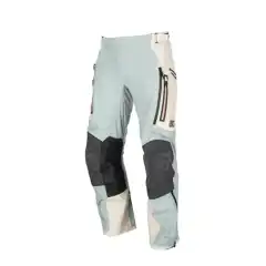 <strong>Adventure Rally Pant</strong> fra KLIM er tilbake i sin 6. generasjon &ndash; en videreutvikling av buksen som for over 15 &aring;r siden redefinerte hva adventure-utstyr kunne v&aelig;re. N&aring; enda mer slitesterk, fleksibel og klar for alle v&aelig;rforhold.