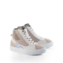 Klassiske skate-sneakeren, utviklet spesielt for kvinner. Den kombinerer edgy retrodesign med god beskyttelse og h&oslash;y komfort &ndash; perfekt for urbane motorsykkelturer og daglig bruk.