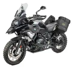 Kriega OS-BASE er et modul&aelig;rt festesystem spesialdesignet for BMW GS-serien &ndash; fra den klassiske <strong data-end="382" data-start="373">R80GS</strong> helt opp til moderne <strong data-end="415" data-start="404">R1300GS</strong>. Dette gj&oslash;r den til et ideelt valg for deg som &oslash;nsker et sikkert og fleksibelt system uten behov for faste bagasjeb&aelig;rere.