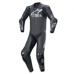 Alpinestars Missile V2 Ward er en avansert 1-delt racingl&aelig;rdress utviklet for f&oslash;rere som krever maksimal beskyttelse, bevegelighet og ytelse. Med kraftig bovint l&aelig;r, CE-godkjent beskyttelse og Tech-Air-kompatibilitet er dette et optimalt valg for bane og krevende sportskj&oslash;ring. (AAA)