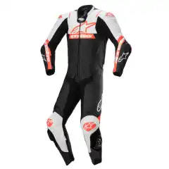 Alpinestars Missile V2 Ward er en avansert Hel racingl&aelig;rdress utviklet for f&oslash;rere som krever maksimal beskyttelse, bevegelighet og ytelse. Med kraftig bovint l&aelig;r, CE-godkjent beskyttelse og Tech-Air-kompatibilitet er dette et optimalt valg for bane og krevende sportskj&oslash;ring.klasse: AAA