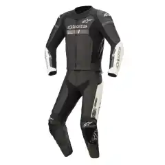 Alpinestars GP Force Chaser V2 2PC er en avansert todelt skinndress utviklet for sport- og banekj&oslash;ring. Den kombinerer robust storfeskinn, CE-godkjent beskyttelse og Tech-Air&reg; 5-kompatibilitet med AA-sertifisert sikkerhet. Dressen tilbyr h&oslash;y bevegelighet og effektiv ventilasjon, ideell for f&oslash;rere som krever presisjon og ytelse.