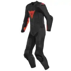 Dainese Laguna Seca 5 er utviklet for banekj&oslash;ring p&aring; h&oslash;yeste niv&aring; og bygger videre p&aring; arven fra en av merkets mest ikoniske racingdresser. Med avansert sikkerhetsteknologi, f&oslash;rsteklasses materialer og maksimal bevegelighet er dette et kompromissl&oslash;st valg for f&oslash;rere som krever topp ytelse.