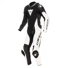 Dainese Demon Sprint Perf er en &eacute;n-delt skinndress utviklet for f&oslash;rere som &oslash;nsker h&oslash;y komfort, god ventilasjon og solid beskyttelse b&aring;de p&aring; bane og vei. Dressen kombinerer premium kuskinn, perforerte soner og avansert ergonomi for aktiv kj&oslash;ring.