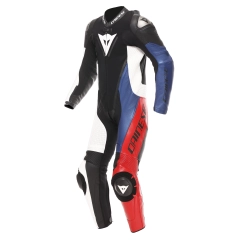 Dainese Demon Sprint Perf er en &eacute;n-delt skinndress utviklet for f&oslash;rere som &oslash;nsker h&oslash;y komfort, god ventilasjon og solid beskyttelse b&aring;de p&aring; bane og vei. Dressen kombinerer premium kuskinn, perforerte soner og avansert ergonomi for aktiv kj&oslash;ring.