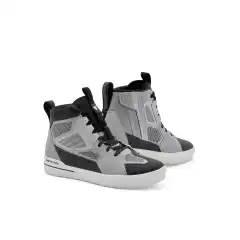 Revit Arrow 2 Air er lette og ventilerte MC-sko utviklet for urban kj&oslash;ring i varmt v&aelig;r. De kombinerer ekte sneaker-komfort med sertifisert beskyttelse og diskret motorsykkelfunksjonalitet.