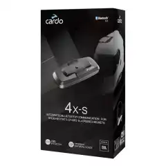 Cardo Freecom 4X-S er et fullt integrert Bluetooth-intercomsystem utviklet spesifikt for Shoei Gen 3-hjelmer. L&oslash;sningen gir s&oslash;ml&oslash;s montering, h&oslash;y komfort og premium lyd med JBL-h&oslash;yttalere. Perfekt for f&oslash;rere som &oslash;nsker enkel kommunikasjon uten eksterne enheter.