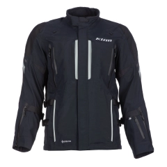 <meta charset="UTF-8" />Klim Latitude Jacket er en gjennomarbeidet touringjakke for f&oslash;rere som trenger h&oslash;y komfort, solid beskyttelse og p&aring;litelig v&aelig;rbeskyttelse over lange distanser. Sjette generasjon Latitude er oppgradert med lavere vekt, bedre ventilasjon, &oslash;kt bevegelighet og forbedret slitestyrke for krevende bruk i skiftende forhold.