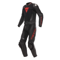 Dainese Demon Sprint er en todelt skinndress utviklet for f&oslash;rere som &oslash;nsker h&oslash;y sikkerhet, komfort og bevegelighet p&aring; b&aring;de vei og banekj&oslash;ring. Dressen kombinerer premium Tutu- og Nirak-kuskinn med elastiske S1-paneler og er sertifisert etter EN 17092 AA-standarden.
