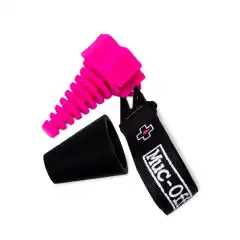 Muc-Off Exhaust Bung holder eksospotta fri for vann n&aring;r du vasker motorsykkelen.