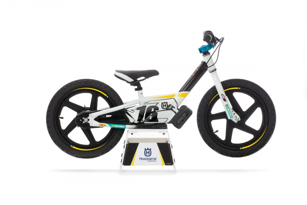 Med Husqvarna 16eDrive fra STACYC™ kan barn i alderen 4 til 8 år raskt sette seg inn i de grunnleggende ferdighetene for å håndtere en drevet tohjuling.